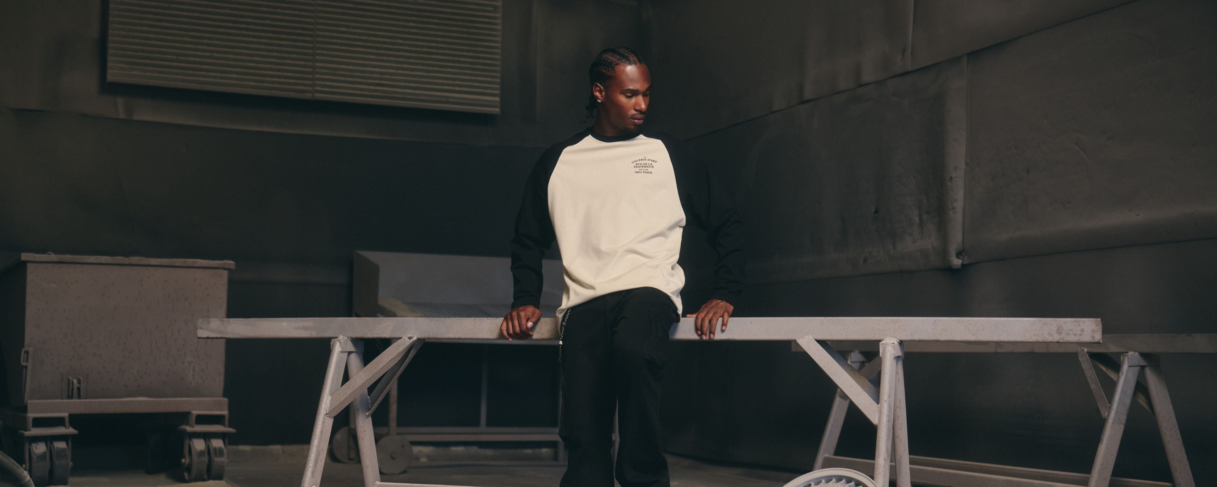 Zo creëer je jouw unieke look door tweekleurige longsleeves te combineren.
