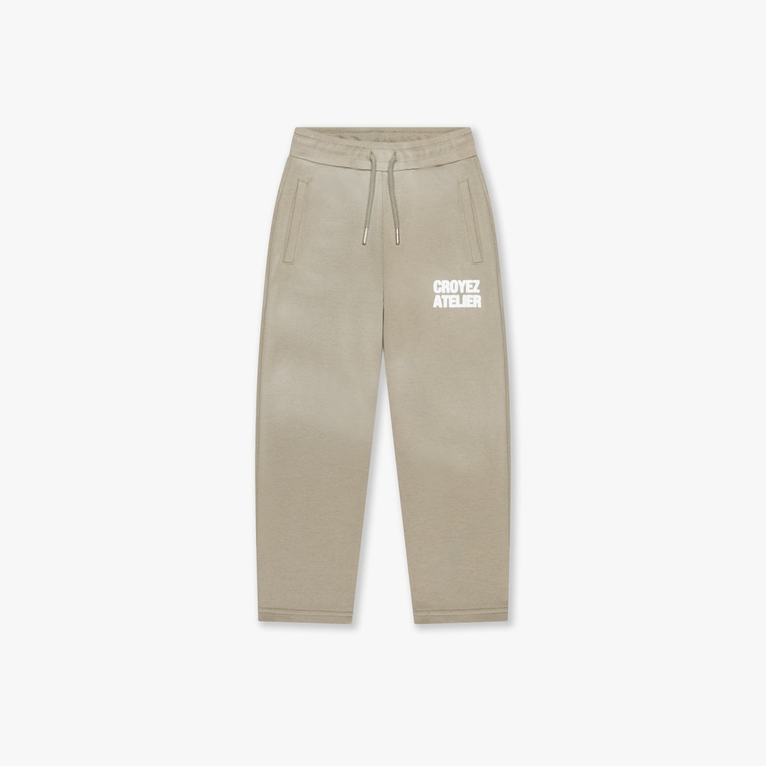 CM1-FW25-19_2401_Croyez_Mini_Sprayed_Atelier_Sweatpants_Dusty_Olive_Front_878a3a02-6406-406c-a5e5-863790f87e4d.jpg