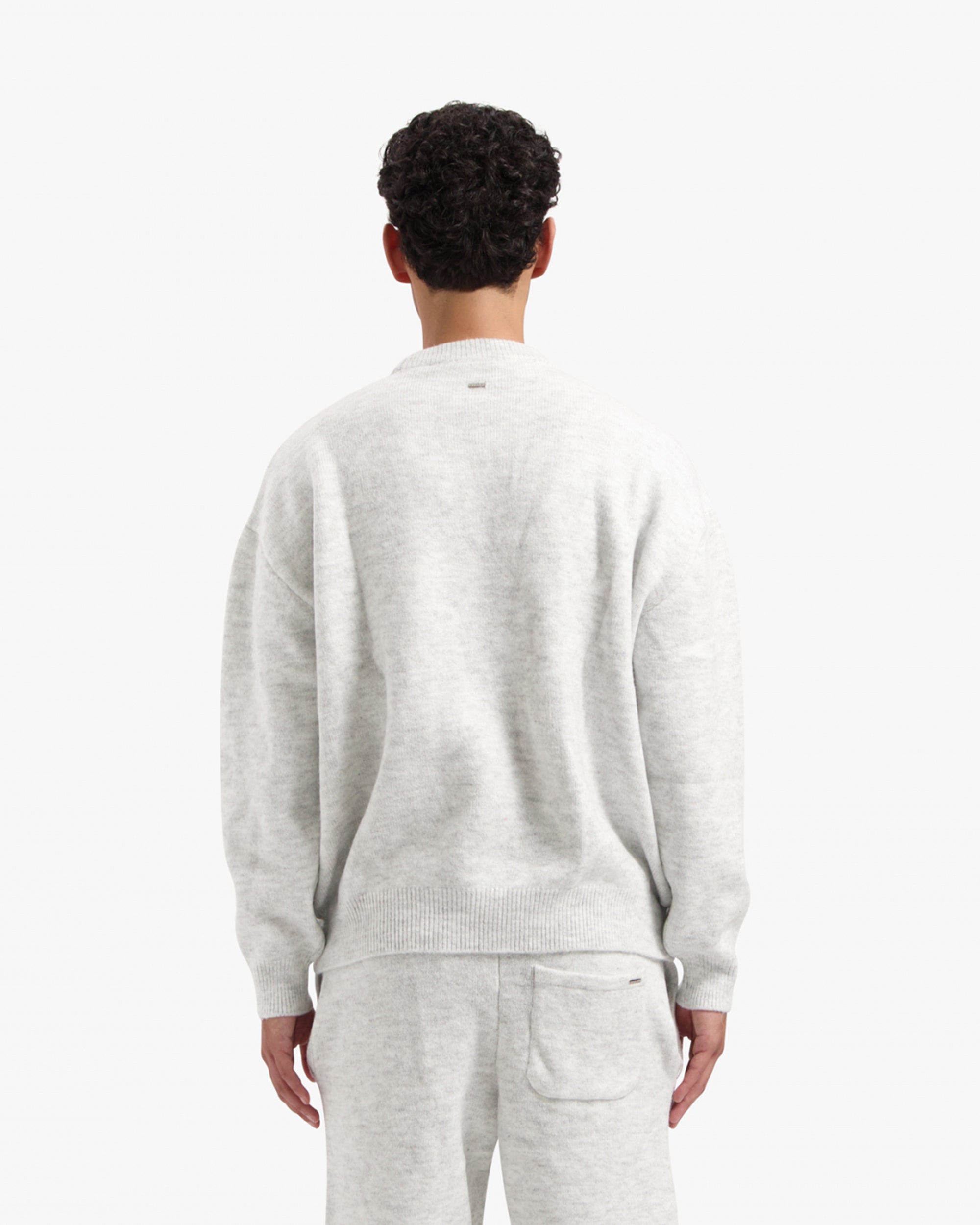 CR1-AW24-41_GREY_CR1-AW24-43_GREY_Fullbody_Jpg_High_res_3_f10601bc-eced-4cf3-b52e-9ae84a0160fe.jpg