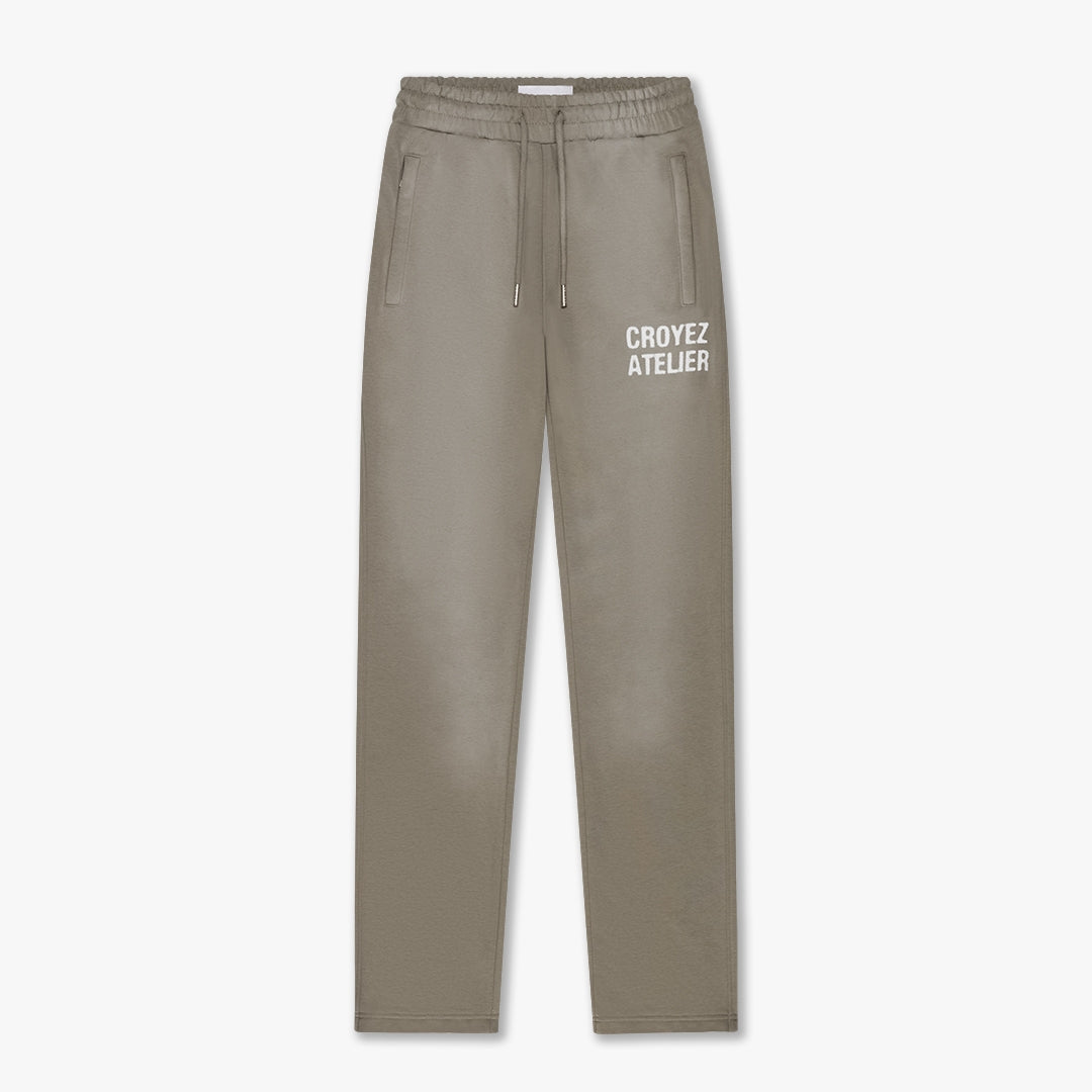 CROYEZ SPRAYED ATELIER STRAIGHT LEG SWEATPANTS | DUSTY OLIVE